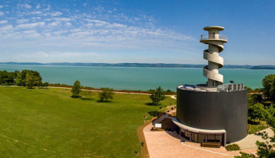 Meg&eacute;p&uuml;lt a Balaton legmagasabb kil&aacute;t&oacute;ja F&ouml;ldv&aacute;ron - p&eacute;ntektől m&aacute;r l&aacute;togathat&oacute;!