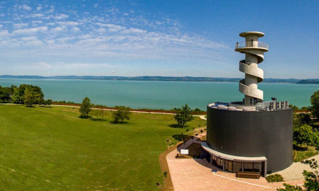 Meg&eacute;p&uuml;lt a Balaton legmagasabb kil&aacute;t&oacute;ja F&ouml;ldv&aacute;ron - p&eacute;ntektől m&aacute;r l&aacute;togathat&oacute;!