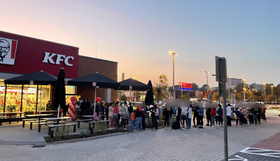 Megnyitott a KFC, elesett a k&ouml;rny&eacute;k - Olt&aacute;ri dug&oacute;k a belv&aacute;rosban a nyit&aacute;s &oacute;ta