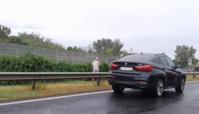 Ilyen amikor az M7-es aut&oacute;p&aacute;ly&aacute;n h&iacute;v a term&eacute;szet, de a k&ouml;vetkező lehajt&oacute; t&uacute;l messze van