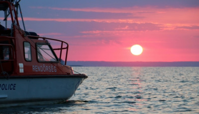 Volt baj - A Balatonr&oacute;l akart Olaszorsz&aacute;gig evezni az afg&aacute;n f&eacute;rfi egy lopott cs&oacute;nakkal