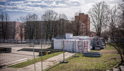 Feh&eacute;r hegyek nőttek ki az iskola udvar&aacute;n - &Uacute;j&iacute;tj&aacute;k a Toldit