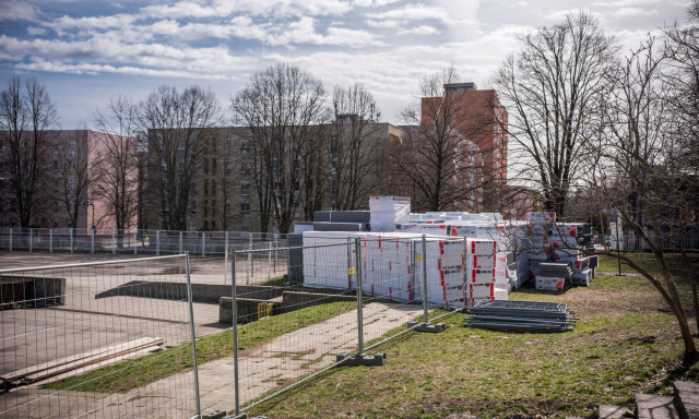 Feh&eacute;r hegyek nőttek ki az iskola udvar&aacute;n - &Uacute;j&iacute;tj&aacute;k a Toldit