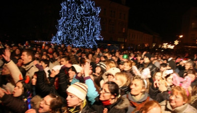 Hallott&aacute;tok m&aacute;r? Id&eacute;n a Zanzib&aacute;r b&uacute;cs&uacute;ztatja a 2017-es &eacute;vet a Kossuth t&eacute;ren