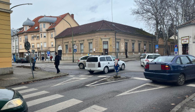 Tanul&oacute;vezető csattant a Fő utcai k&ouml;rforgalomban