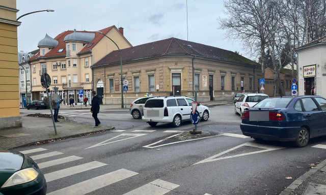 Tanul&oacute;vezető csattant a Fő utcai k&ouml;rforgalomban