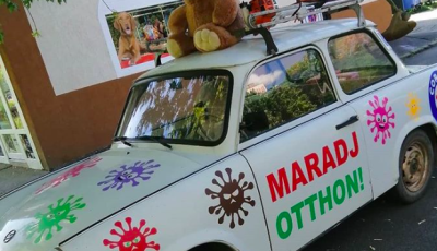 Egy Maradj otthon! felirat&uacute; trabant j&aacute;rja a v&aacute;ros utc&aacute;it