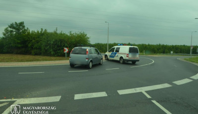 A kaposv&aacute;ri sofőr az&eacute;rt &uuml;t&ouml;tte le az előtte halad&oacute; aut&oacute; sofőrj&eacute;t, mert az utas&aacute;nak kiborult az &uuml;d&iacute;tője