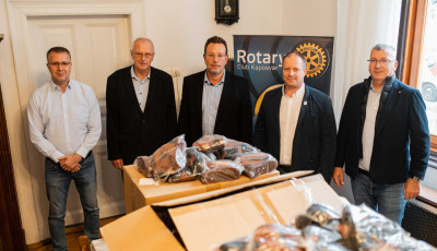 200 p&aacute;r bakancsot adom&aacute;nyozott a Rotary Club k&ouml;rny&eacute;kbeli r&aacute;szorul&oacute;knak