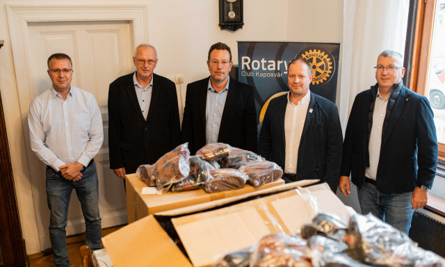 200 p&aacute;r bakancsot adom&aacute;nyozott a Rotary Club k&ouml;rny&eacute;kbeli r&aacute;szorul&oacute;knak