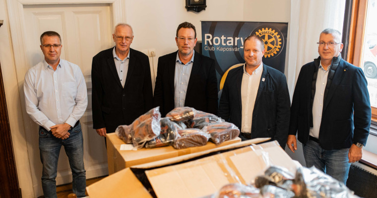 200 p&aacute;r bakancsot adom&aacute;nyozott a Rotary Club k&ouml;rny&eacute;kbeli r&aacute;szorul&oacute;knak