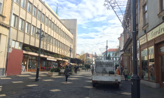 Nem kellett sokat v&aacute;rni! Ebben a pillanatban ker&uuml;lnek fel az &eacute;gősorok a belv&aacute;rosban