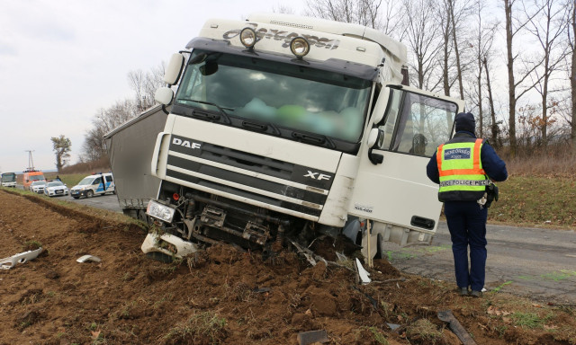 Brut&aacute;lis baleset Somogysziln&eacute;l - Kamion &eacute;s szem&eacute;lyaut&oacute; &uuml;tk&ouml;z&ouml;tt, egy 29 &eacute;ves nő meghalt