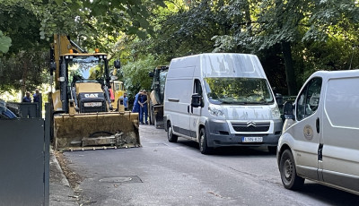 Teljesen lez&aacute;rt&aacute;k a B&uacute;zavir&aacute;g utca elej&eacute;t szerda reggel