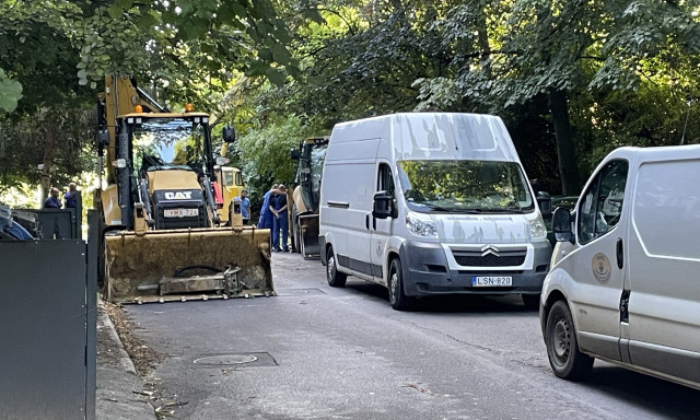 Teljesen lez&aacute;rt&aacute;k a B&uacute;zavir&aacute;g utca elej&eacute;t szerda reggel