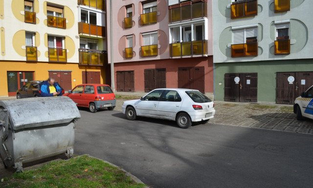 FELH&Iacute;V&Aacute;S: Cs&uacute;ny&aacute;n lez&uacute;zta ezt a Peugeot-ot, majd megl&eacute;pett - keresik