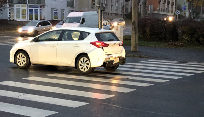 Kamionnal &uuml;tk&ouml;z&ouml;tt egy szem&eacute;lyaut&oacute; a Margit templomn&aacute;l