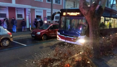 Busz &uuml;tk&ouml;z&ouml;tt szem&eacute;lyaut&oacute;val - Lez&aacute;rt&aacute;k az Anna utc&aacute;t