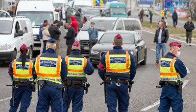 &Uacute;jra &ouml;ssze&uuml;lt az operat&iacute;v t&ouml;rzs - Nem nyitjuk meg a hat&aacute;rokat a nem EU-s orsz&aacute;gok előtt