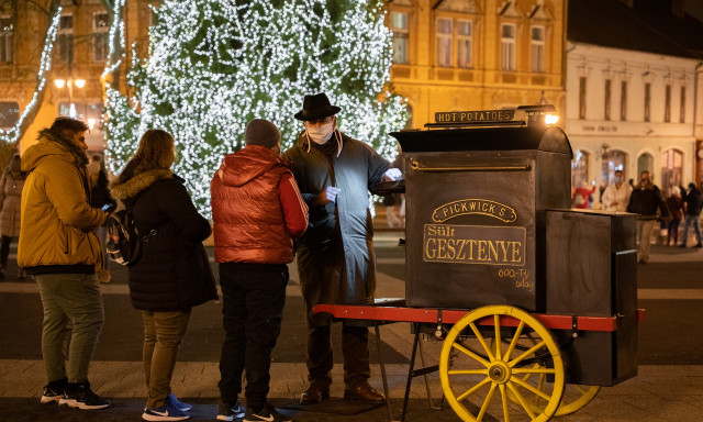 Meg&eacute;rkezett a geszteny&eacute;s b&aacute;csi is a Kossuth t&eacute;rre