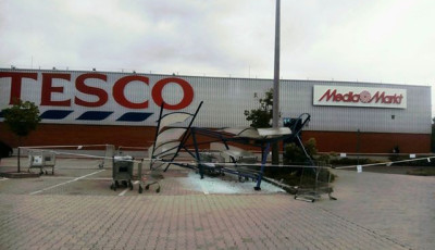 Akci&oacute;ba l&eacute;pett a kaposv&aacute;ri HULK! - Sz&eacute;tz&uacute;zta valaki a kocsit&aacute;rol&oacute;t a Tesco parkol&oacute;j&aacute;ban