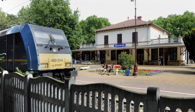 Szombatt&oacute;l ism&eacute;t magyar k&ouml;ltők verseitől zengnek a balatoni vas&uacute;t&aacute;llom&aacute;sok