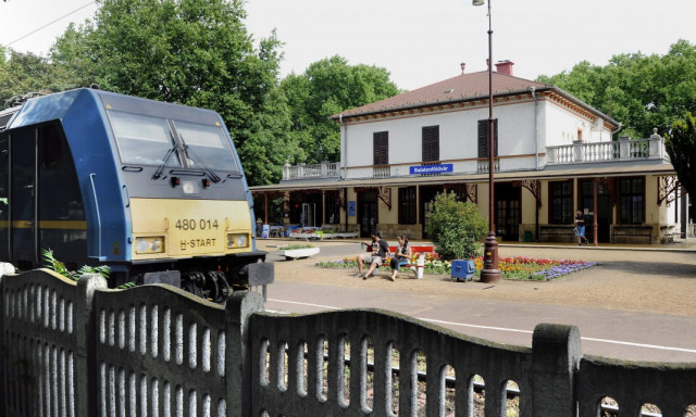 Szombatt&oacute;l ism&eacute;t magyar k&ouml;ltők verseitől zengnek a balatoni vas&uacute;t&aacute;llom&aacute;sok