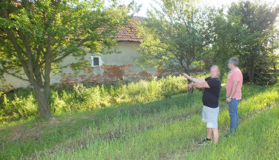 Kibontotta az eg&eacute;sz ablakot, hogy bet&ouml;rhessen a h&aacute;zba