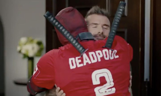 Ilyen idi&oacute;ta kedvcsin&aacute;l&oacute;t se l&aacute;ttunk m&eacute;g - David Beckhammel baromkodik Deadpool