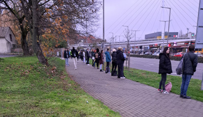 P&eacute;ntek reggel is &eacute;lől&aacute;ncot alkottak a fiatalok tan&aacute;raik&eacute;rt Kaposv&aacute;ron