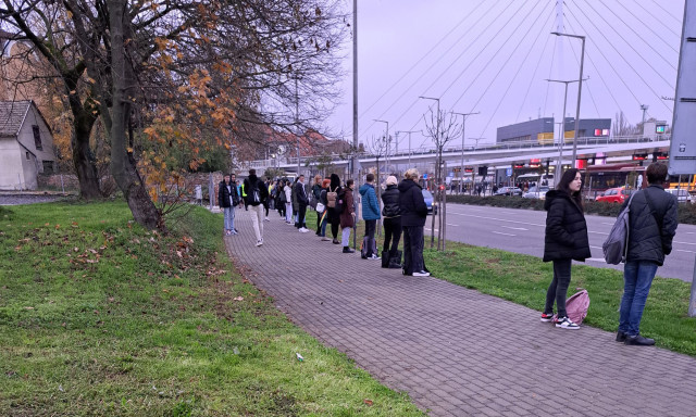 P&eacute;ntek reggel is &eacute;lől&aacute;ncot alkottak a fiatalok tan&aacute;raik&eacute;rt Kaposv&aacute;ron