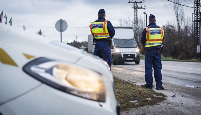 Hamis szem&eacute;lyit adott az igazoltat&oacute; rendőr&ouml;knek majd elfutott, &oacute;r&aacute;kig kergett&eacute;k a kaposv&aacute;ri f&eacute;rfit