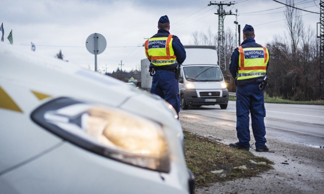 Hamis szem&eacute;lyit adott az igazoltat&oacute; rendőr&ouml;knek majd elfutott, &oacute;r&aacute;kig kergett&eacute;k a kaposv&aacute;ri f&eacute;rfit