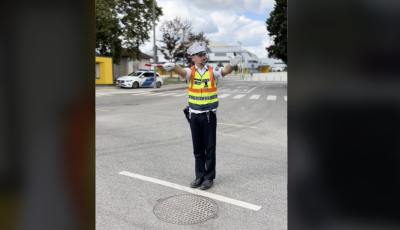 Egy kaposv&aacute;ri rendőr az Ar&eacute;na előtt tan&iacute;tja a jelz&eacute;seket a TikTokon - VIDE&Oacute;