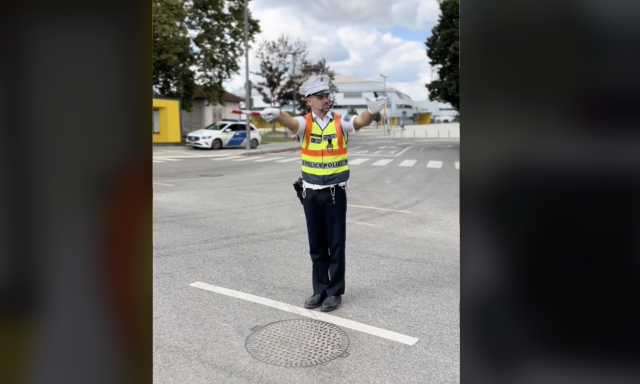 Egy kaposv&aacute;ri rendőr az Ar&eacute;na előtt tan&iacute;tja a jelz&eacute;seket a TikTokon - VIDE&Oacute;