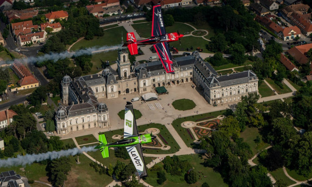 Wow! - Edz&eacute;s k&ouml;zben lőtt&eacute;k ezeket a balatoni k&eacute;peket a Red Bull Air Race versenyzői