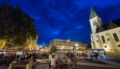 Elkergette az eső a fiatalokat a Kossuth t&eacute;rről - GAL&Eacute;RIA