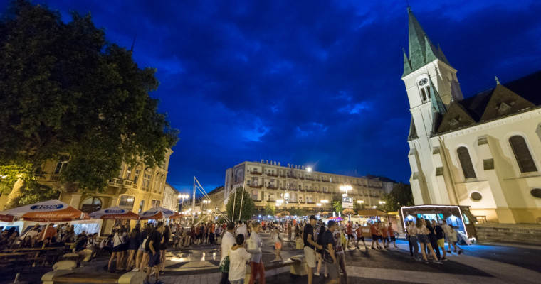 Elkergette az eső a fiatalokat a Kossuth t&eacute;rről - GAL&Eacute;RIA