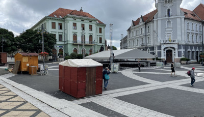 &Aacute;ll a b&aacute;l! Elk&eacute;sz&uuml;lt a Kossuth t&eacute;r, cs&uuml;t&ouml;rt&ouml;k&ouml;n rajtol a fesztiv&aacute;l