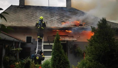 &Eacute;gő tető al&oacute;l mentettek ki egy idős nőt a kaposv&aacute;ri rendőr&ouml;k