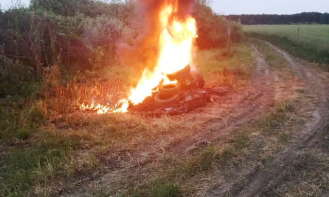 M&eacute;teres l&aacute;ngokkal &eacute;gette a gumiabroncsokat, hogy t&aacute;vol tartsa a vadakat