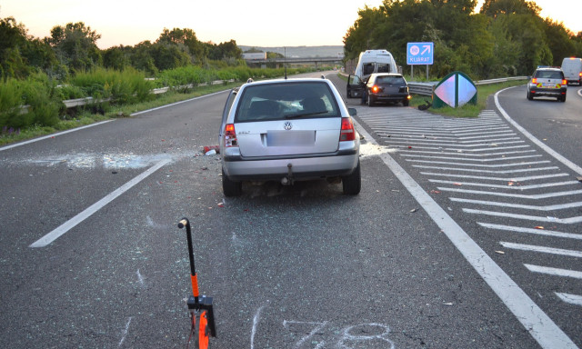 T&uacute;lment a lehajt&oacute;n, tolatni kezdett a le&aacute;ll&oacute;s&aacute;vban - H&aacute;rmas karambol lett a v&eacute;ge