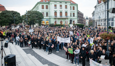 18 &oacute;r&aacute;t&oacute;l pedag&oacute;gus t&uuml;ntet&eacute;st szerveznek a Kossuth t&eacute;ren!