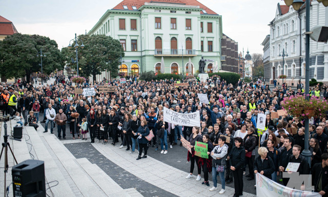 18 &oacute;r&aacute;t&oacute;l pedag&oacute;gus t&uuml;ntet&eacute;st szerveznek a Kossuth t&eacute;ren!