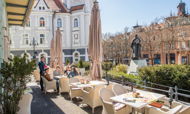 Grillterasszal, &eacute;lőzen&eacute;vel &uuml;nnepli 9. sz&uuml;linapj&aacute;t a Trattoria!