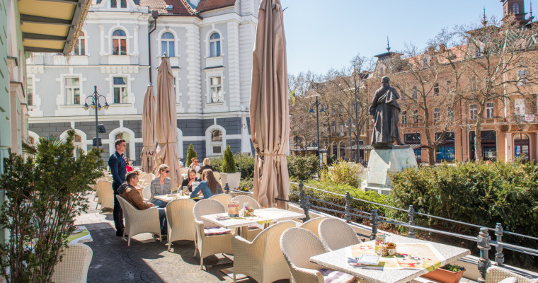 Grillterasszal, &eacute;lőzen&eacute;vel &uuml;nnepli 9. sz&uuml;linapj&aacute;t a Trattoria!