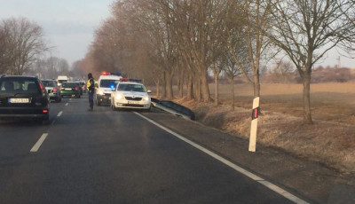 K&eacute;t aut&oacute; is az &aacute;rokban landolt reggel Kaposv&aacute;ron