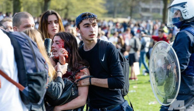 A szab&aacute;ly az szab&aacute;ly - Lovasrendőr&ouml;k vert&eacute;k sz&eacute;t a br&uuml;sszeli buliz&oacute;kat - GAL&Eacute;RIA