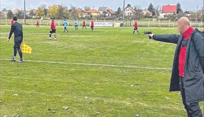 Tiszta Kolumbia! J&aacute;t&eacute;kpisztollyal fenyegette meg a partjelzőt egy megye III-as focista