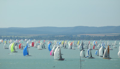 Baleset a K&eacute;kszalagon, els&uuml;llyedt egy haj&oacute; Balatonalm&aacute;din&aacute;l